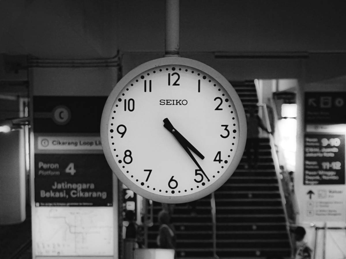 An infographic highlighting statistics about customer patience during call waiting periods